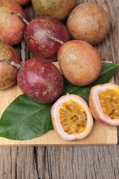 Ahşap arka plan üzerinde olgun tutku meyve lezzetlidir