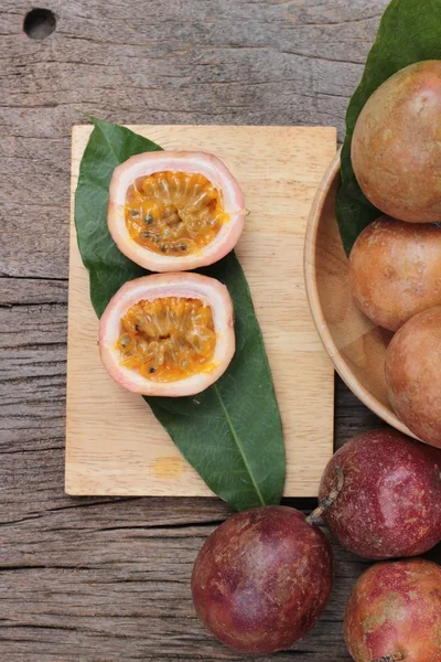 Ripe passion fruit is delicious on wood background — Stock Photo, Image