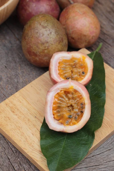 Maracujá maduro é delicioso no fundo de madeira — Fotografia de Stock
