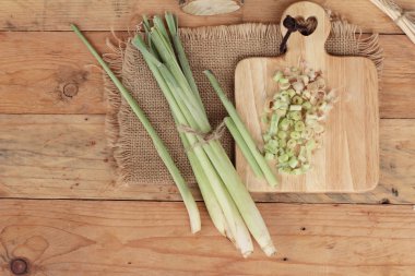taze limon otu ahşap arka plan üzerinde bitkidir