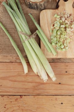 taze limon otu ahşap arka plan üzerinde bitkidir