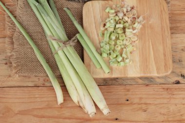 taze limon otu ahşap arka plan üzerinde bitkidir