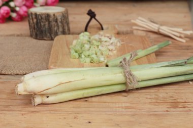 taze limon otu ahşap arka plan üzerinde bitkidir