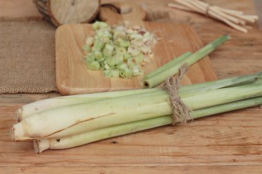 taze limon otu ahşap arka plan üzerinde bitkidir