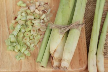 taze limon otu ahşap arka plan üzerinde bitkidir