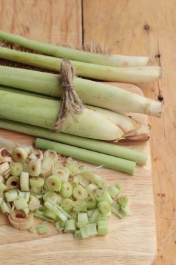 taze limon otu ahşap arka plan üzerinde bitkidir