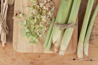 taze limon otu ahşap arka plan üzerinde bitkidir