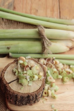 taze limon otu ahşap arka plan üzerinde bitkidir