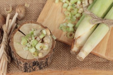 taze limon otu ahşap arka plan üzerinde bitkidir