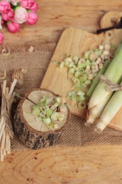 taze limon otu ahşap arka plan üzerinde bitkidir