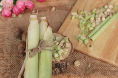 taze limon otu ahşap arka plan üzerinde bitkidir