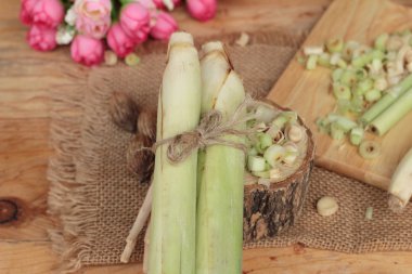 taze limon otu ahşap arka plan üzerinde bitkidir