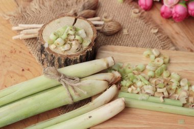 taze limon otu ahşap arka plan üzerinde bitkidir