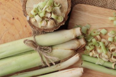 taze limon otu ahşap arka plan üzerinde bitkidir