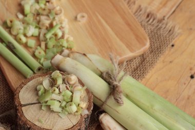 taze limon otu ahşap arka plan üzerinde bitkidir