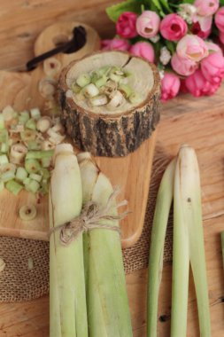 taze limon otu ahşap arka plan üzerinde bitkidir