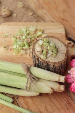 taze limon otu ahşap arka plan üzerinde bitkidir