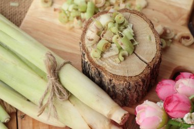 taze limon otu ahşap arka plan üzerinde bitkidir