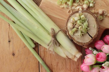 taze limon otu ahşap arka plan üzerinde bitkidir