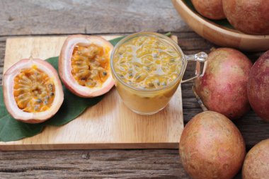 Tutku meyve yüzlü ahşap arka plan üzerinde lezzetlidir.