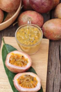 Tutku meyve yüzlü ahşap arka plan üzerinde lezzetlidir.