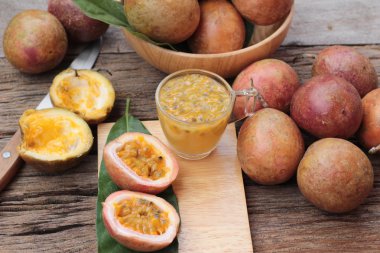 Tutku meyve yüzlü ahşap arka plan üzerinde lezzetlidir.