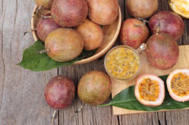 Tutku meyve yüzlü ahşap arka plan üzerinde lezzetlidir.