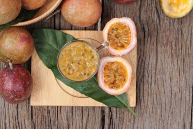 Tutku meyve yüzlü ahşap arka plan üzerinde lezzetlidir.