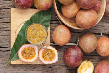 Tutku meyve yüzlü ahşap arka plan üzerinde lezzetlidir.