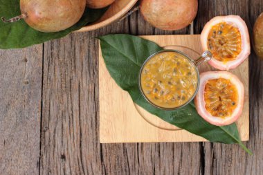 Tutku meyve yüzlü ahşap arka plan üzerinde lezzetlidir.