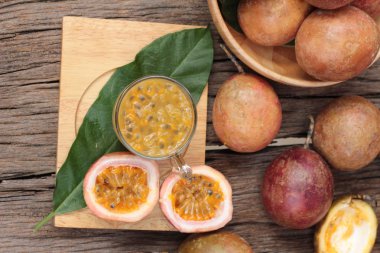 Tutku meyve yüzlü ahşap arka plan üzerinde lezzetlidir.