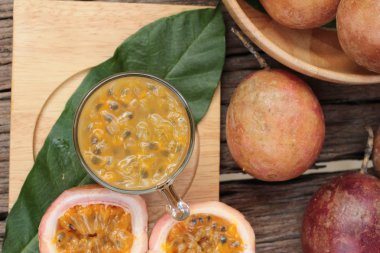 Tutku meyve yüzlü ahşap arka plan üzerinde lezzetlidir.