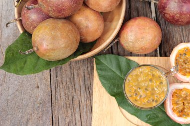 Tutku meyve yüzlü ahşap arka plan üzerinde lezzetlidir.