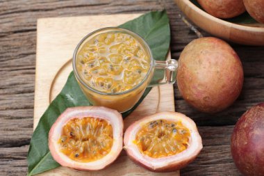 Tutku meyve yüzlü ahşap arka plan üzerinde lezzetlidir.