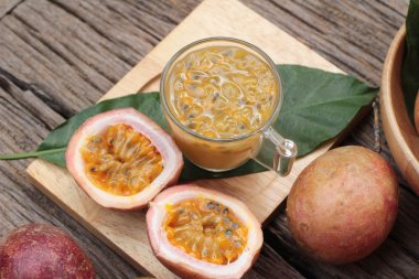 Tutku meyve yüzlü ahşap arka plan üzerinde lezzetlidir.