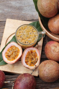 Tutku meyve yüzlü ahşap arka plan üzerinde lezzetlidir.