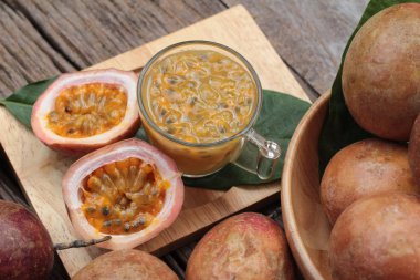 Tutku meyve yüzlü ahşap arka plan üzerinde lezzetlidir.