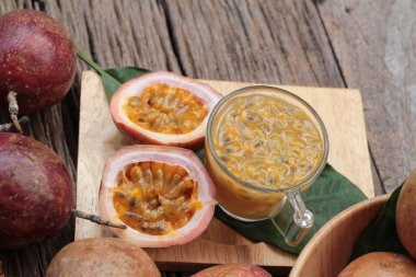 Tutku meyve yüzlü ahşap arka plan üzerinde lezzetlidir.