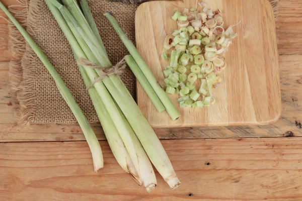 taze limon otu ahşap arka plan üzerinde bitkidir