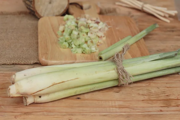 taze limon otu ahşap arka plan üzerinde bitkidir