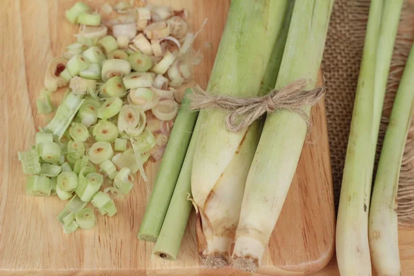 taze limon otu ahşap arka plan üzerinde bitkidir