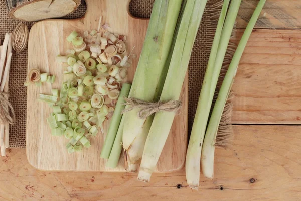 Citronnelle fraîche est herbe sur fond de bois — Photo