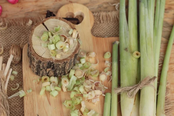 Hierba fresca de limón es hierba sobre fondo de madera —  Fotos de Stock