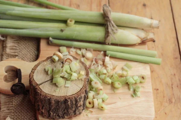 Frisches Zitronengras ist Kraut auf Holz Hintergrund — Stockfoto