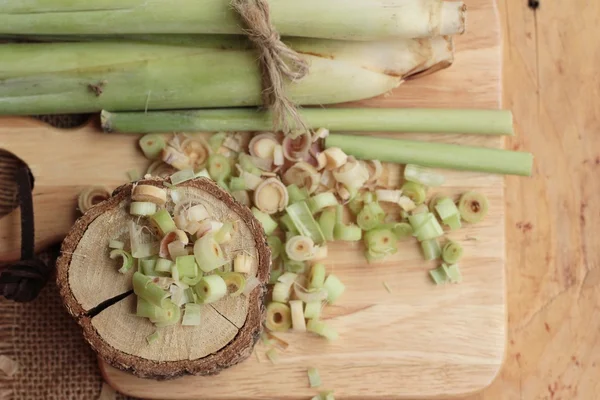 taze limon otu ahşap arka plan üzerinde bitkidir