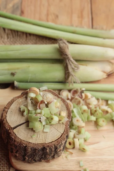 taze limon otu ahşap arka plan üzerinde bitkidir