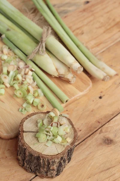 taze limon otu ahşap arka plan üzerinde bitkidir