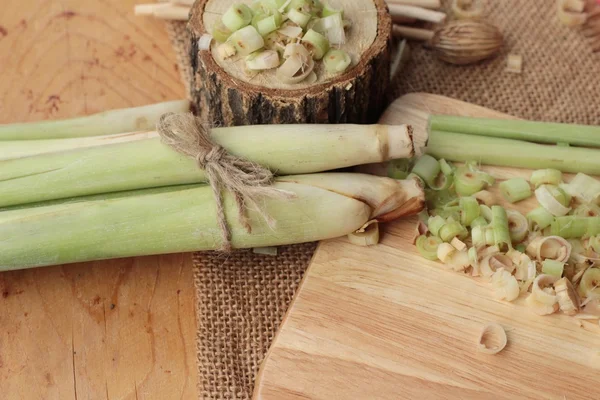 Frisches Zitronengras ist Kraut auf Holz Hintergrund — Stockfoto