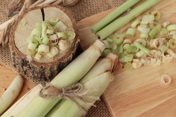 taze limon otu ahşap arka plan üzerinde bitkidir