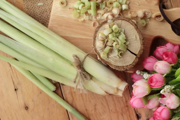 Citronnelle fraîche est herbe sur fond de bois — Photo